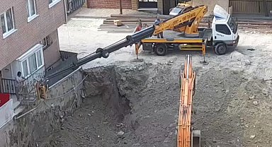 İstanbul - Bahçelievler'de temel kazısı sırasında bina girişi çöktü; evlerine vinçle girdiler