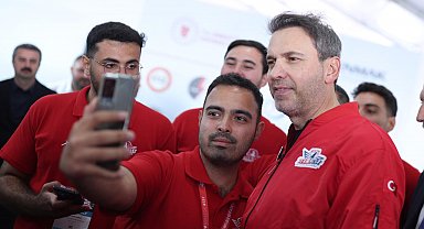 İstanbul - Bakan Bayraktar TEKNOFEST'te gençlerle buluştu: Geleceğimiz için ümitsiniz