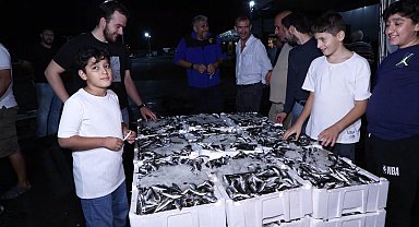 İstanbul - Balıkçılar sezonun ilk avından döndü