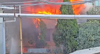 İstanbul - Başakşehir'de fabrika bahçesindeki müştemilatta çıkan yangın söndürüldü