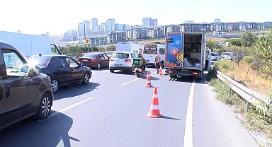 İstanbul - Başakşehir'de yola düşen mermerler trafik yoğunluğu oluşturdu; su tankerinin lastiği patladı