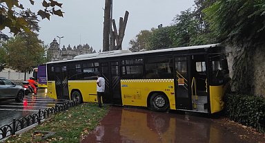 İstanbul- Beşiktaş'ta İETT otobüsü motosiklete çarptı -1