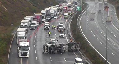 İstanbul - Beykoz Kuzey Marmara Otoyolu'nda TIR devrildi -1