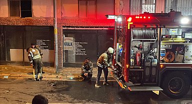 İstanbul - Beyoğlu'nda 5 katlı binanın bodrumundaki yangın söndürüldü