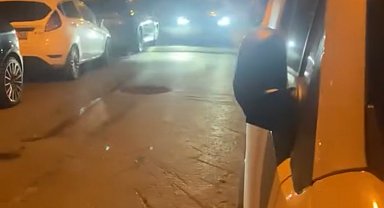 İstanbul - Beyoğlu'nda ara sokakta hızla ilerleyen sürücünün dükkana çarpıp kaçtığı anlar kamerada