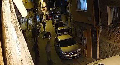 İstanbul - Beyoğlu'nda kardeşinin ölümünden sorumlu tuttuğu akrabası tarafından silahla vuruldu yerde tekmelendi; o anlar kamerada