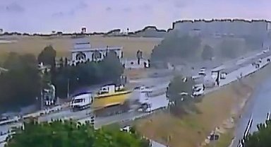 İstanbul- Büyükçekmece D-100 karayolunda hafriyat kamyonu devrildi; kaza kamerada