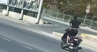 İstanbul- Çekmeköy'de motosikletlinin tek teker üzerinde tehlikeli yolculuğu kamerada