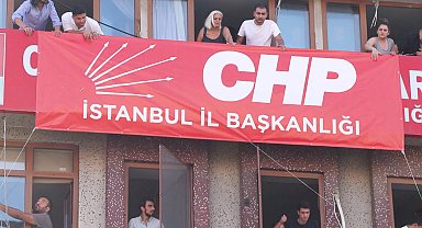 İstanbul - CHP'nin Bahçelievler'deki binasına 'İstanbul İl Başkanlığı' yazılı pankart asıldı