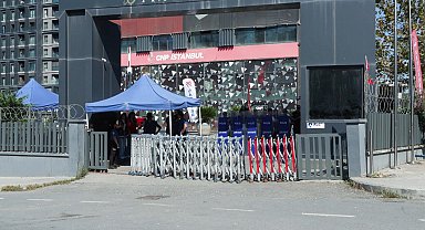 İstanbul - CHP'nin Sarıyer'deki eski İl Başkanlığı binası önündeki bekleyiş sürüyor - 1