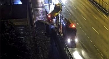 İstanbul - D-100 Karayolu'nda bariyere çarpan minibüs devrildi