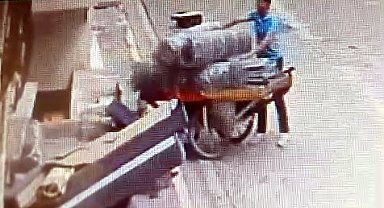 İstanbul- Esenyurt'ta el arabalı hırsızlık kamerada