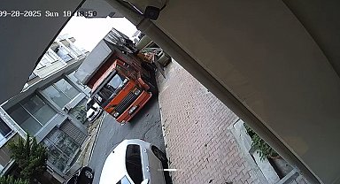 İstanbul- Esenyurt'ta rampadan kayan kamyon 3 araca çarptı; kaza kamerada