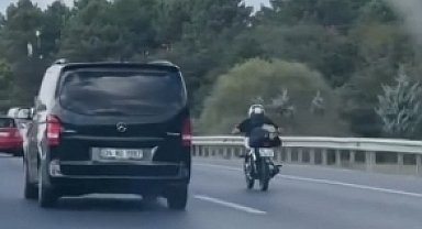 İstanbul- Eyüpsultan'da yatarak motosiklet süren sürücünün tehlikeli yolculuğu kamerada