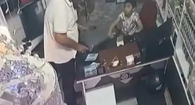 İstanbul- Fatih'te çocuğu oyalayarak masadaki telefonu aldı