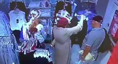 İstanbul - Fatih'te mağazada turistin çantasındaki paraları böyle çaldı