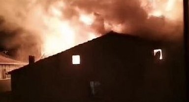 İstanbul - Gaziosmanpaşa'da 5 katlı binanın çatısı alev alev yandı