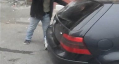 İstanbul- Gaziosmanpaşa'da esnafa küfredip otomobilline taşla saldırdı