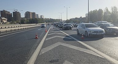 İstanbul- Gaziosmanpaşa'da otomobil bariyerlere çarptı: 4 yaralı