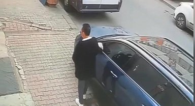 İstanbul - Gaziosmanpaşa'da otomobilin üzerine idrarını yaptı; sahibine saldırdı