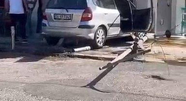İstanbul - Güngören'de yayaya çarpan otomobil aydınlatma direği ve iş yerinin duvarına çarparak durdu