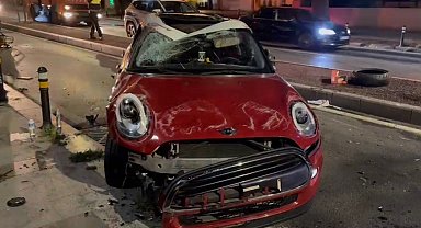 İstanbul - Kadıköy'de ağaca çarpan otomobil takla attı: 2 yaralı