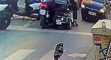 İstanbul - Kadıköy'de araçla çarptığı kadın bayıldı; tepki gösterenleri bıçakla tehdit etti