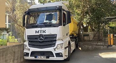 İstanbul - Kadıköy'de dar sokağa giren hafriyat kamyonu iki duvar arasına sıkıştı