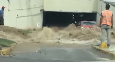 İstanbul-Kadıköy'de kazı sırasında su borusu patladı; AVM otoparkını su bastı