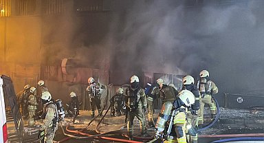 İstanbul- Kağıthane'de matbaa deposunda yangın