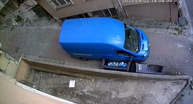 İstanbul - Kağıthane'de minibüs inşaat alanına girdi; çocukların ölümden saniyelerle kurtulduğu anlar kamerada