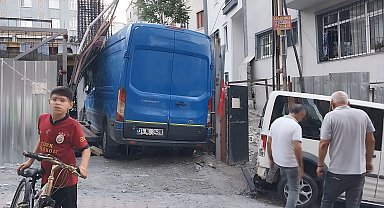 İstanbul - Kağıthane'de sürücüsünün direksiyon hakimiyetini kaybettiği minibüs inşaat alanına girdi