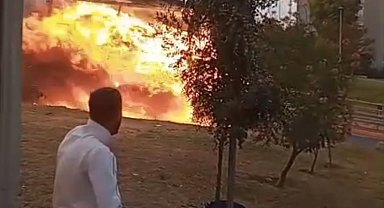 İstanbul- Küçükçekmece'de kargo kamyoneti alev alev yandı