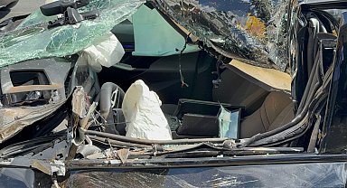 İstanbul- Küçükçekmece'de park halindeki TIR'a çarpan otomobilin sürücüsü yaralandı