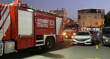 İstanbul - Küçükçekmece'de tahtalar yandı; 3 binanın dış cephesi hasar gördü