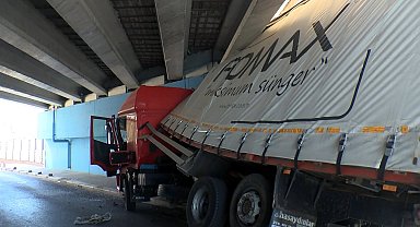 İstanbul- Küçükçekmece'de TIR alt geçide sıkıştı