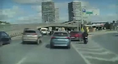 İstanbul- Şişli'de sapağa geç giren otomobile motosiklet çarptı