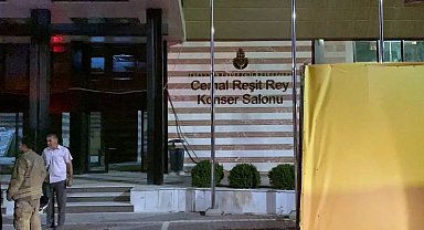 İstanbul - Şişli'de tadilattaki konser salonunun çatısında yangın çıktı