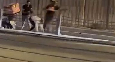 İstanbul- Şişli'de tartıştıkları minibüs şoförünü motosiklet kaskıyla darbettiler