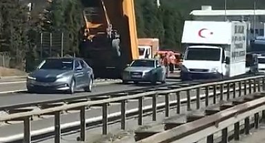 İstanbul- Sultanbeyli'de damperi açılan TIR üst geçide çarptı: Şoför yaralandı