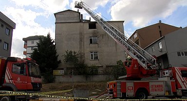 İstanbul- Sultanbeyli'de kentsel dönüşüm için boşaltılan binanın çatısı alev alev yandı