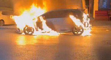 İstanbul - Sultangazi'de park halindeki otomobil yandı