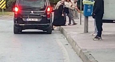 İstanbul - Sultangazi'de yola atlayarak oturan kadın trafikte tehlike oluşturdu