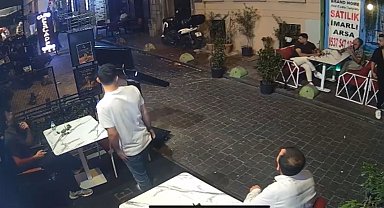 İstanbul - Taksim'de kapısının önüne park edilen motosiklete önce çorba döktü sonra tekme attı