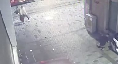 İstanbul - Taksim'de sokakta uyuyan adamın telefonunu çalıp kaçtı; o anlar kamerada