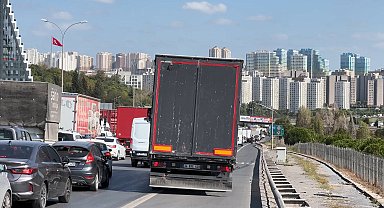 İstanbul - TEM Otoyolu'nda kazada savrulan minibüs, peçete satan engelli kişiye çarptı