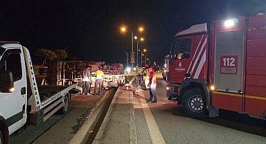 İstanbul- Tuzla'da aydınlatma direğine çarpan kamyonet devrildi: 2 yaralı