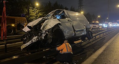 İstanbul- Ümraniye'de, bariyerlere çıkan hafif ticari aracın sürücüsü yaralandı