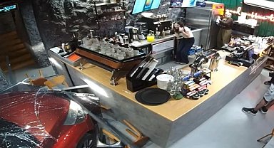 İstanbul - Ümraniye'de, otomobilin kafeye daldığı kaza güvenlik kamerasında