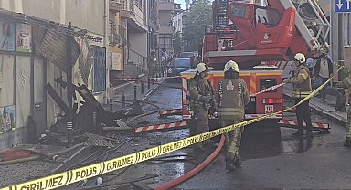 İstanbul - Üsküdar'da 2 katlı binanın çatısında çıkan yangın bitişikteki binaya sıçradı